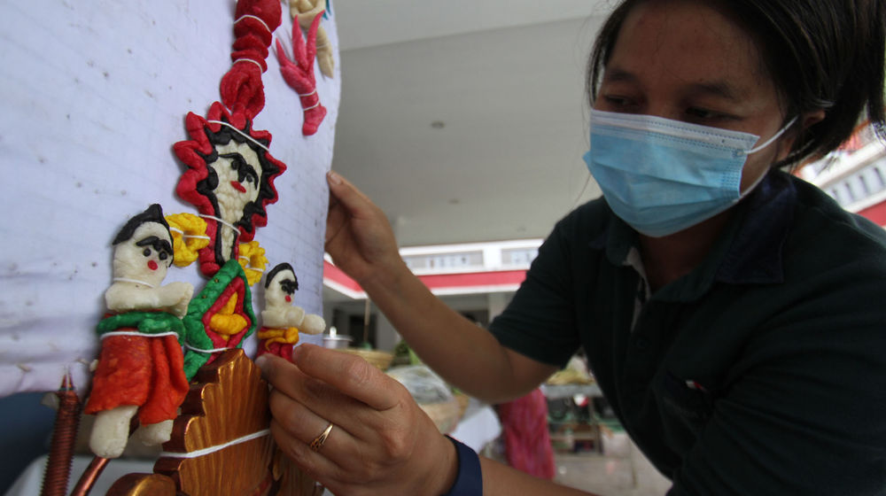 <p>Nampak sejumlah umat tengah mempersiapkan bebanten serta beberapa perlengakap upacara sebagai persiapan Hari Raya Nyepi di Pura Kertajaya Tangerang,Jumat 12 Maret 2021. Foto: Panji Asmoro/TrenAsia</p>
