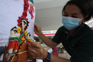 <p>Nampak sejumlah umat tengah mempersiapkan bebanten serta beberapa perlengakap upacara sebagai persiapan Hari Raya Nyepi di Pura Kertajaya Tangerang,Jumat 12 Maret 2021. Foto: Panji Asmoro/TrenAsia</p>
