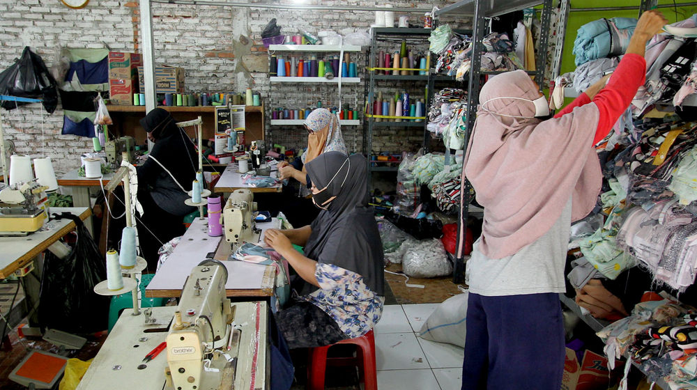 <p>Aktivitas pekerja di industri konveksi milik Enca di kawasan Curug, Bogor, Jawa Barat, Jum’at, 12 Maret 2021. Foto: Ismail Pohan/TrenAsia</p>
