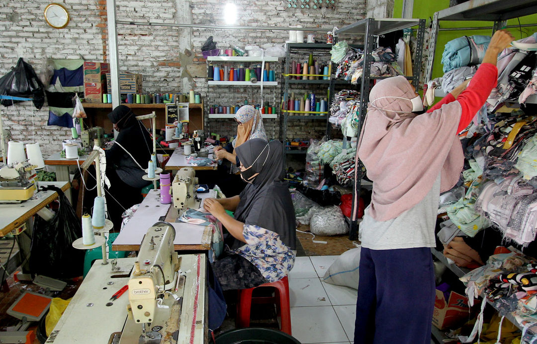 <p>Aktivitas pekerja di industri konveksi milik Enca di kawasan Curug, Bogor, Jawa Barat, Jum&#8217;at, 12 Maret 2021. Foto: Ismail Pohan/TrenAsia</p>
