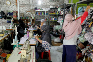 <p>Aktivitas pekerja di industri konveksi milik Enca di kawasan Curug, Bogor, Jawa Barat, Jum’at, 12 Maret 2021. Foto: Ismail Pohan/TrenAsia</p>