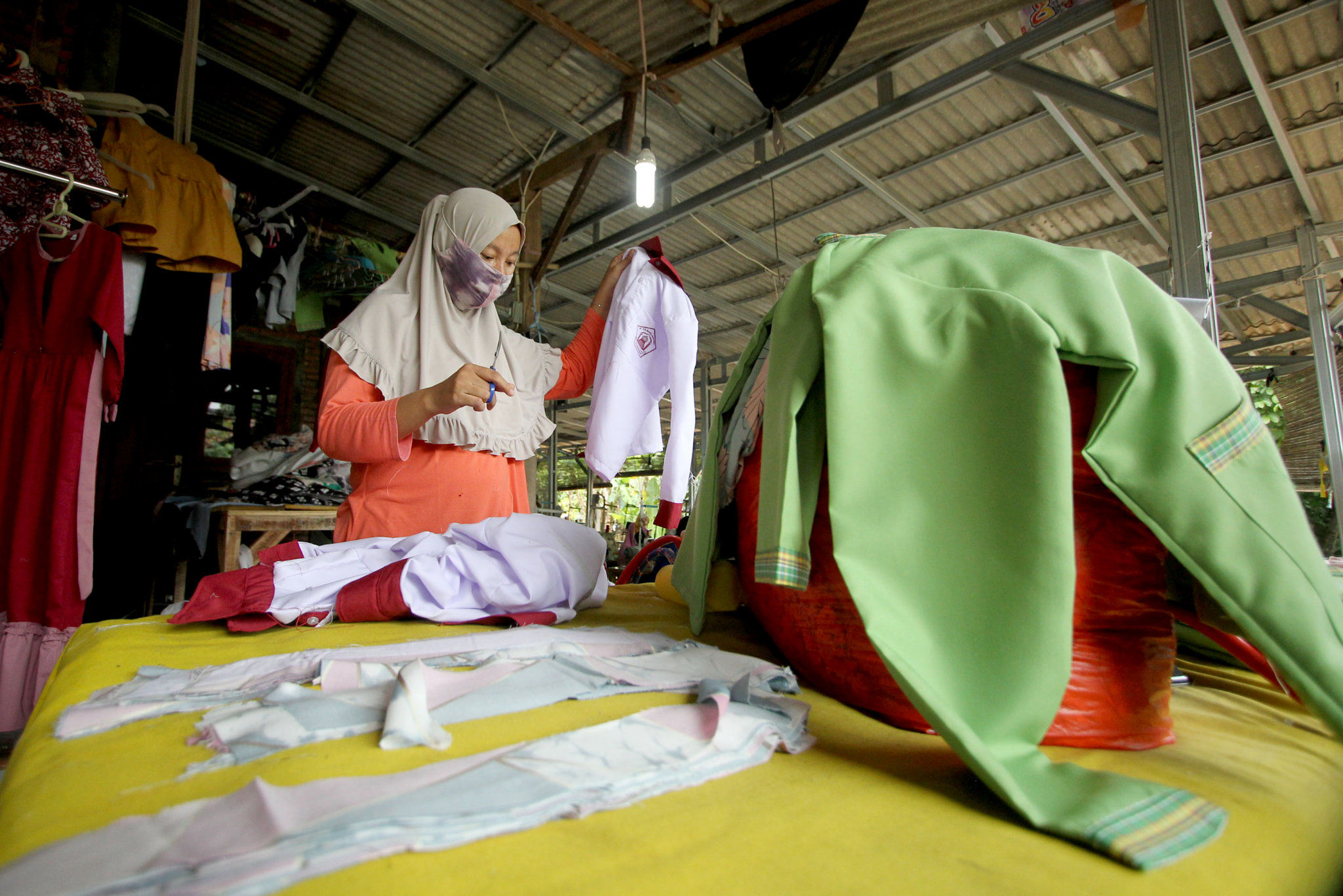 <p>Aktivitas pekerja di industri konveksi milik Enca di kawasan Curug, Bogor, Jawa Barat, Jum&#8217;at, 12 Maret 2021. Foto: Ismail Pohan/TrenAsia</p>
