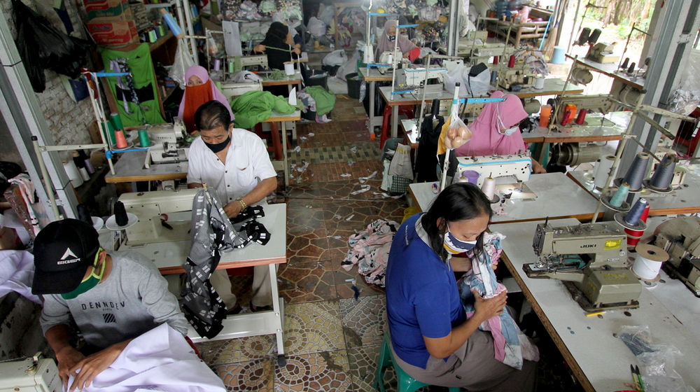 <p>Aktivitas pekerja di industri konveksi milik Enca di kawasan Curug, Bogor, Jawa Barat, Jum’at, 12 Maret 2021. Foto: Ismail Pohan/TrenAsia</p>
