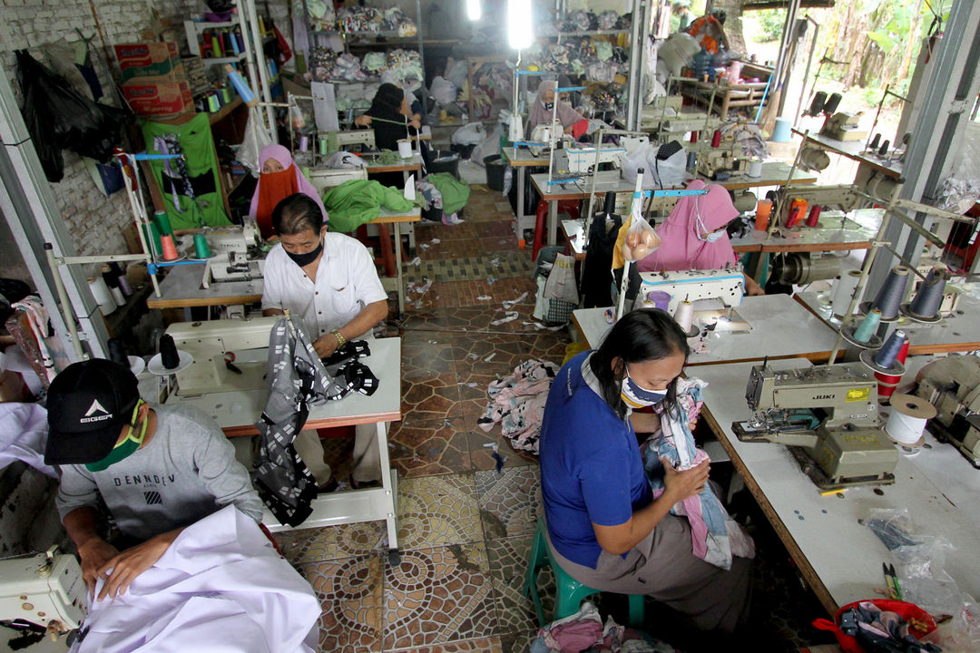 <p>Aktivitas pekerja di industri konveksi milik Enca di kawasan Curug, Bogor, Jawa Barat, Jum&#8217;at, 12 Maret 2021. Foto: Ismail Pohan/TrenAsia</p>
