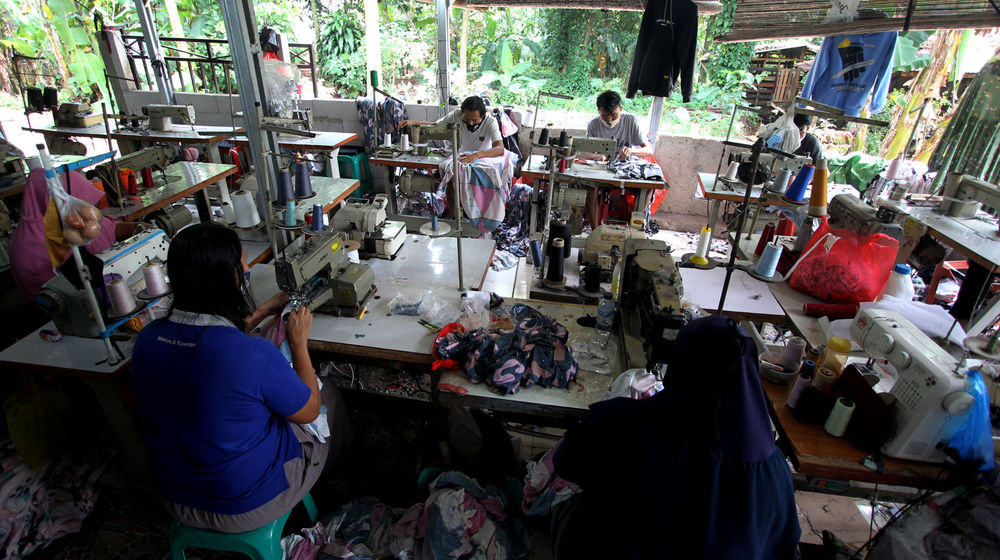 <p>Aktivitas pekerja di industri konveksi milik Enca di kawasan Curug, Bogor, Jawa Barat, Jum’at, 12 Maret 2021. Foto: Ismail Pohan/TrenAsia</p>