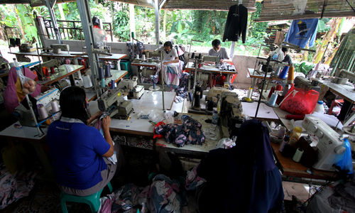 <p>Aktivitas pekerja di industri konveksi milik Enca di kawasan Curug, Bogor, Jawa Barat, Jum’at, 12 Maret 2021. Foto: Ismail Pohan/TrenAsia</p>