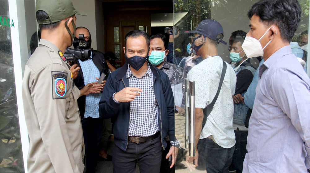 <p>Tim Kuasa Hukum PT CNQC meninggalkan ruang sidang usai penundaan agenda pencocokan piutang pembahasan proposal perdamaian dan rencana voting  di Pengadilan Jakarta Pusat, Tipikor, Rabu, 24Maret 2021. Foto: Ismail Pohan/TrenAsia</p>
