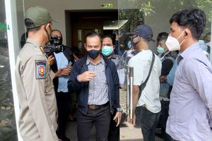 <p>Tim Kuasa Hukum PT CNQC meninggalkan ruang sidang usai penundaan agenda pencocokan piutang pembahasan proposal perdamaian dan rencana voting  di Pengadilan Jakarta Pusat, Tipikor, Rabu, 24Maret 2021. Foto: Ismail Pohan/TrenAsia</p>
