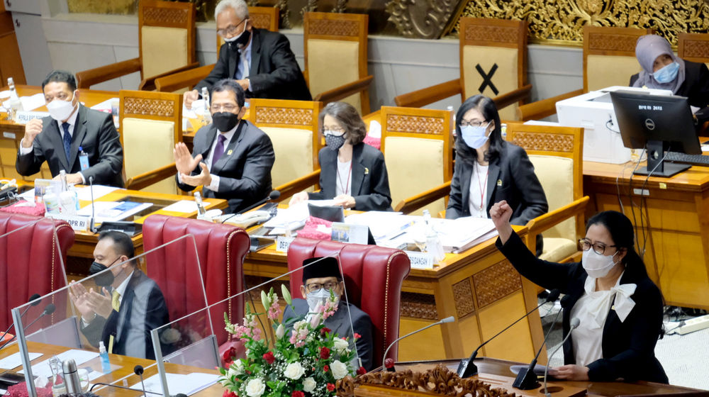 <p>Ketua DPR RI, Puan Maharani (kanan) saat rapat paripurna pembukaan masa sidang IV tahun 2020-2021, di komplek Parlemen, Senayan, Jakarta, Senin, 8 Maret 2021. Foto: Ismail Pohan/TrenAsia</p>
