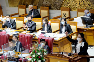 <p>Ketua DPR RI, Puan Maharani (kanan) saat rapat paripurna pembukaan masa sidang IV tahun 2020-2021, di komplek Parlemen, Senayan, Jakarta, Senin, 8 Maret 2021. Foto: Ismail Pohan/TrenAsia</p>