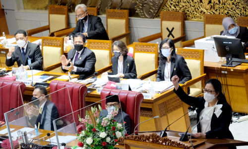 <p>Ketua DPR RI, Puan Maharani (kanan) saat rapat paripurna pembukaan masa sidang IV tahun 2020-2021, di komplek Parlemen, Senayan, Jakarta, Senin, 8 Maret 2021. Foto: Ismail Pohan/TrenAsia</p>