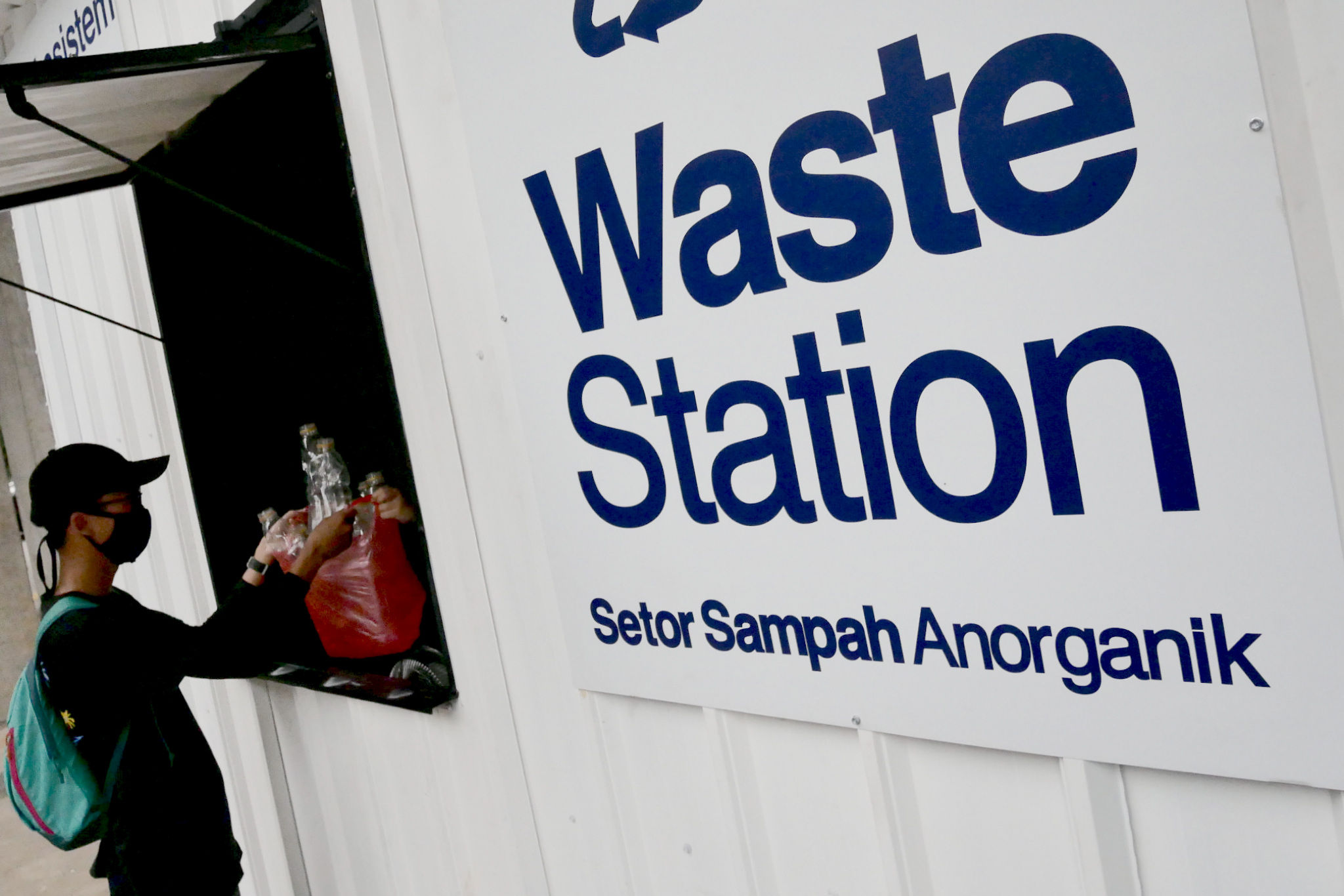 <p>Warga memberikan sampah anorganik di drop point rekosistem yang berada di kawasan Stasiun MRT Blok M, Jakarta Selatan, Jum&#8217;at, 5 Maret 2021. Foto: Ismail Pohan/TrenAsia</p>
