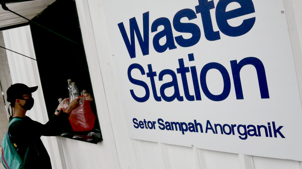 <p>Warga memberikan sampah anorganik di drop point rekosistem yang berada di kawasan Stasiun MRT Blok M, Jakarta Selatan, Jum’at, 5 Maret 2021. Foto: Ismail Pohan/TrenAsia</p>
