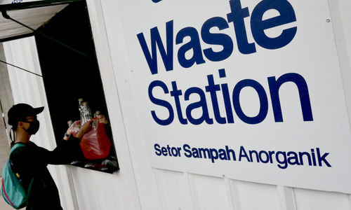 <p>Warga memberikan sampah anorganik di drop point rekosistem yang berada di kawasan Stasiun MRT Blok M, Jakarta Selatan, Jum’at, 5 Maret 2021. Foto: Ismail Pohan/TrenAsia</p>
