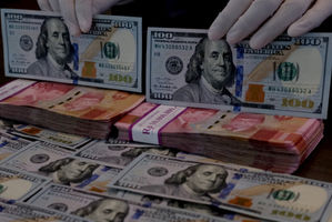 <p>Karyawati menunjukkan mata uang Dolar Amerika dan Rupiah di salah satu teller bank, di Jakarta, Rabu, 3 Maret 2021. Foto: Ismail Pohan/TrenAsia</p>
