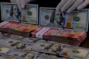 <p>Karyawati menunjukkan mata uang Dolar Amerika dan Rupiah di salah satu teller bank, di Jakarta, Rabu, 3 Maret 2021. Foto: Ismail Pohan/TrenAsia</p>