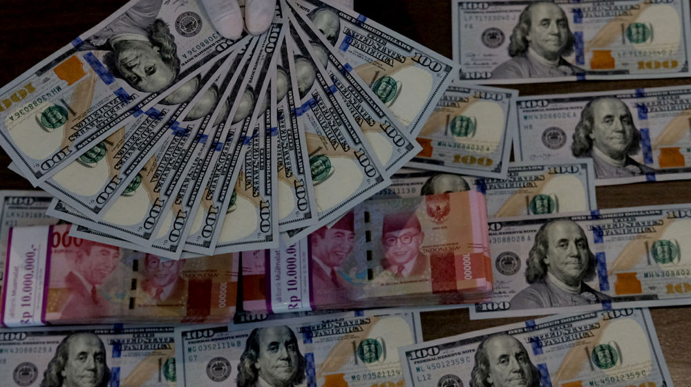 <p>Karyawati menunjukkan mata uang Dolar Amerika dan Rupiah di salah satu teller bank, di Jakarta, Rabu, 3 Maret 2021. Foto: Ismail Pohan/TrenAsia</p>
