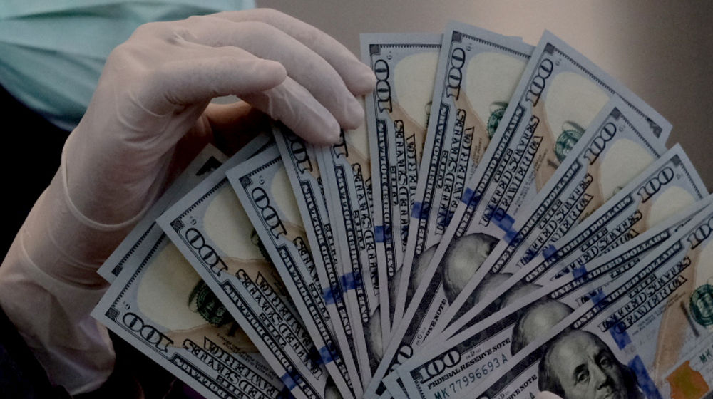 <p>Karyawati menunjukkan mata uang Dolar Amerika dan Rupiah di salah satu teller bank, di Jakarta, Rabu, 3 Maret 2021. Foto: Ismail Pohan/TrenAsia</p>
