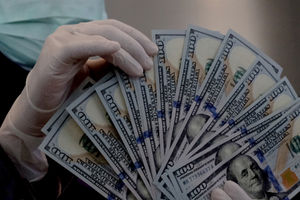 <p>Karyawati menunjukkan mata uang Dolar Amerika dan Rupiah di salah satu teller bank, di Jakarta, Rabu, 3 Maret 2021. Foto: Ismail Pohan/TrenAsia</p>
