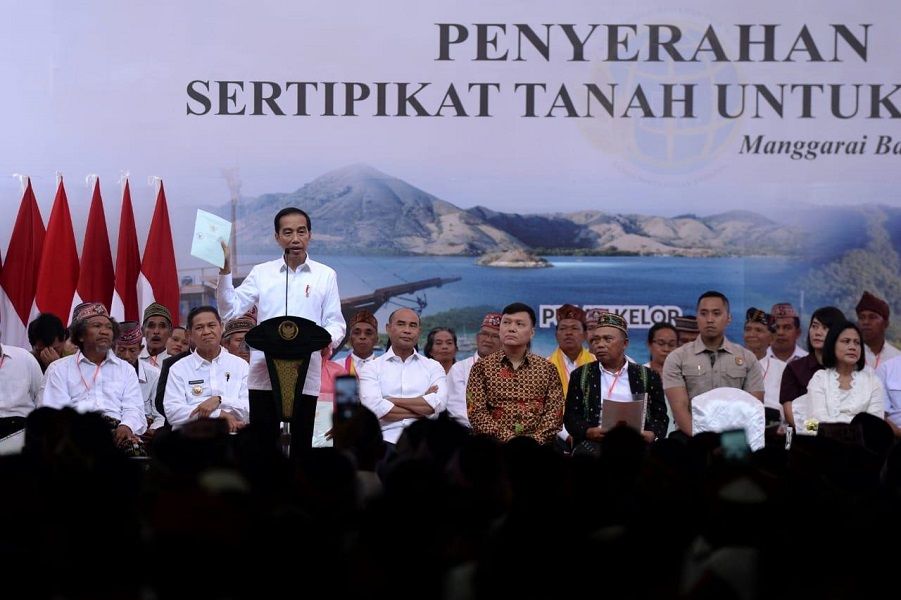 <p>Presiden Joko Widodo membagikan sertifikat tanah kepada masyarakat / Setneg.go.id</p>
