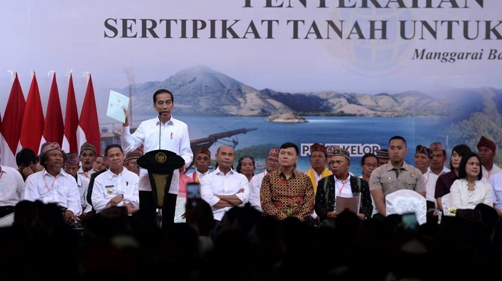 <p>Presiden Joko Widodo membagikan sertifikat tanah kepada masyarakat / Setneg.go.id</p>
