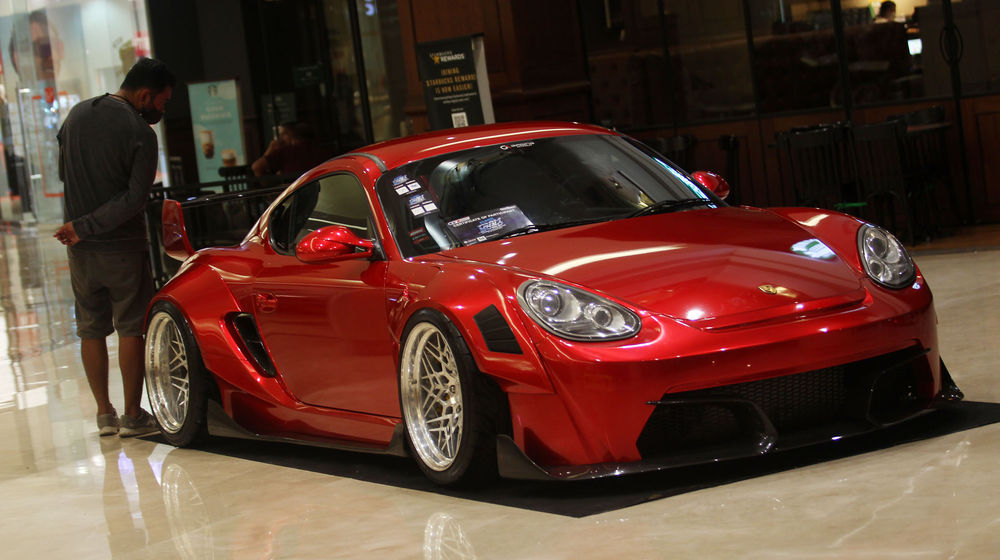 <p>Nampak sejumlah pengunjung mengamati mobil modifikasi yang dipajang di Atrium Mal@Alam Sutra dalam acara T3 Auto Modified 2021. Sabtu 13 Maret 2021. Foto :Panji Asmoro/TrenAsia</p>
