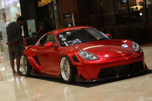 <p>Nampak sejumlah pengunjung mengamati mobil modifikasi yang dipajang di Atrium Mal@Alam Sutra dalam acara T3 Auto Modified 2021. Sabtu 13 Maret 2021. Foto :Panji Asmoro/TrenAsia</p>