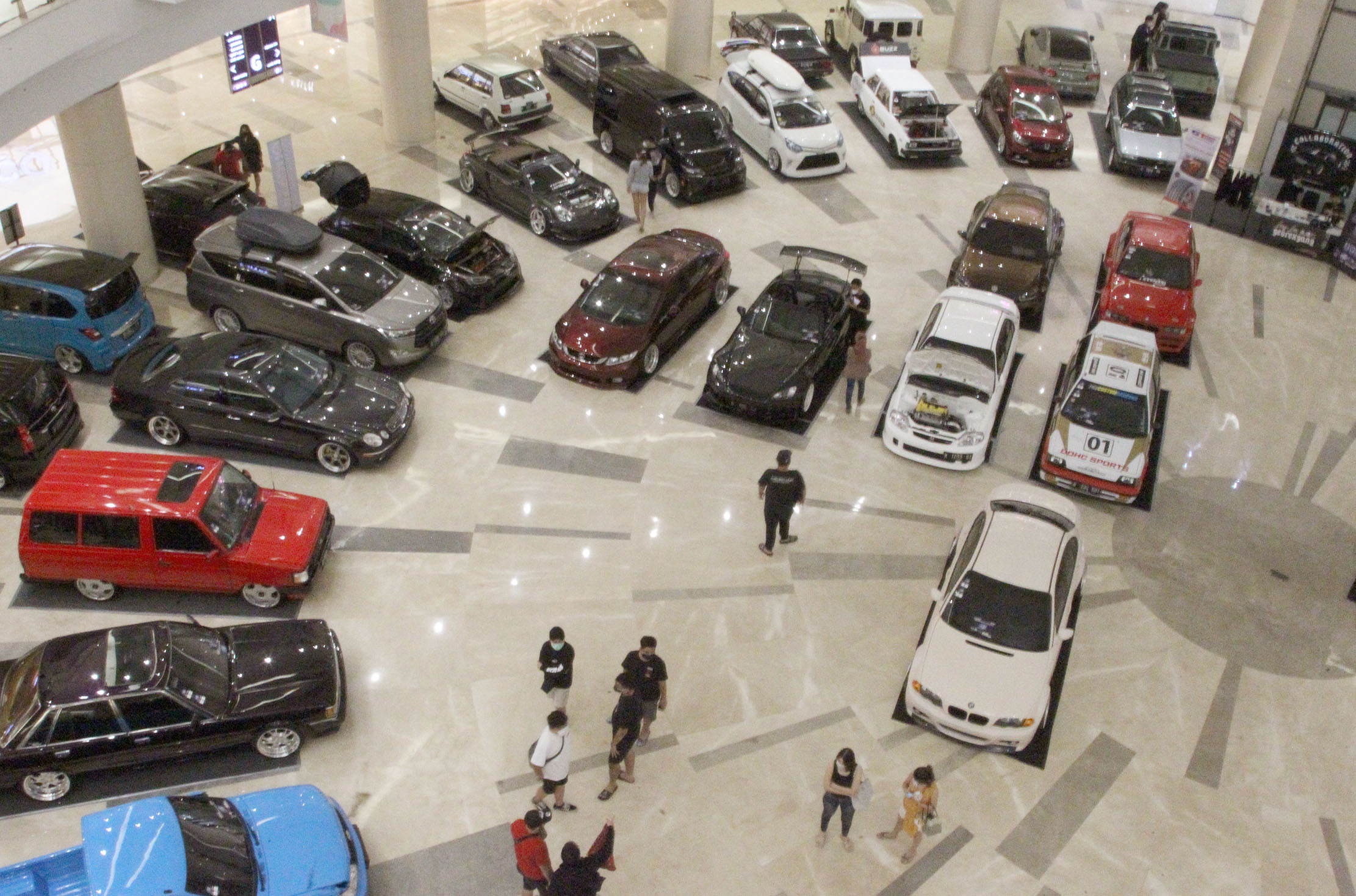 <p>Nampak sejumlah pengunjung mengamati mobil modifikasi yang dipajang di Atrium Mal@Alam Sutra dalam acara T3 Auto Modified 2021. Sabtu 13 Maret 2021. Foto :Panji Asmoro/TrenAsia</p>
