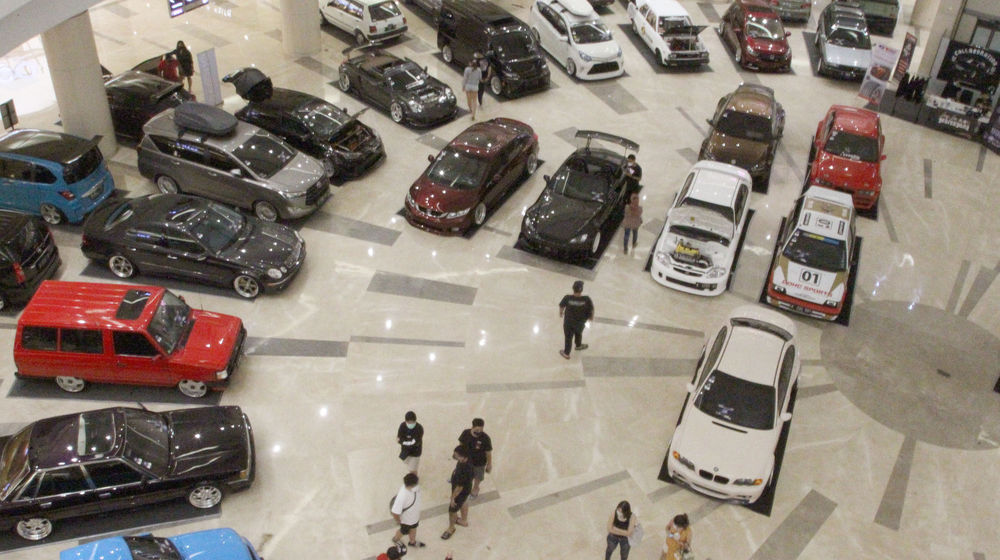 <p>Nampak sejumlah pengunjung mengamati mobil modifikasi yang dipajang di Atrium Mal@Alam Sutra dalam acara T3 Auto Modified 2021. Sabtu 13 Maret 2021. Foto :Panji Asmoro/TrenAsia</p>
