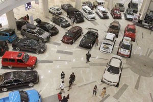 <p>Nampak sejumlah pengunjung mengamati mobil modifikasi yang dipajang di Atrium Mal@Alam Sutra dalam acara T3 Auto Modified 2021. Sabtu 13 Maret 2021. Foto :Panji Asmoro/TrenAsia</p>
