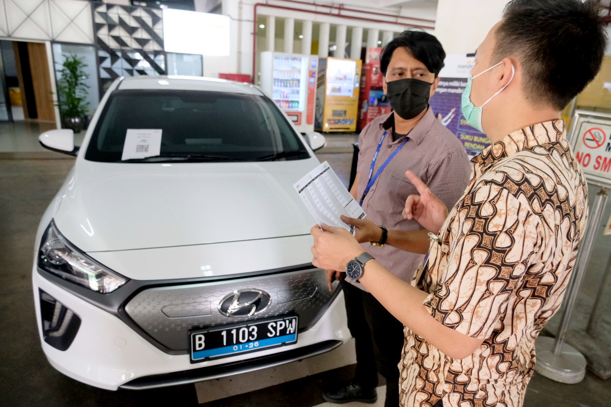 <p>Karyawan melayani konsumen yang bertanya mengenai pembiayaan pembelian mobil listrik di stan Mandiri Tunas Finance di Jakarta, Selasa, 23 Maret 2021. Foto: Ismail Pohan/TrenAsia</p>
