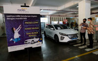 <p>Karyawan melayani konsumen yang bertanya mengenai pembiayaan pembelian mobil listrik di stan Mandiri Tunas Finance di Jakarta, Selasa, 23 Maret 2021. Foto: Ismail Pohan/TrenAsia</p>
