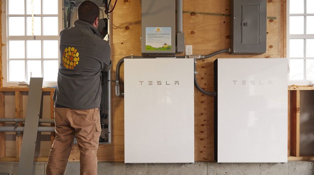 <p>Tesla Powerwall yang diproduksi oleh produsen mobil listrik Tesla milik konglomerat terkaya dunia Elon Musk / Suncommon.com</p>
