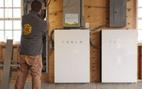 <p>Tesla Powerwall yang diproduksi oleh produsen mobil listrik Tesla milik konglomerat terkaya dunia Elon Musk / Suncommon.com</p>
