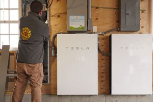 <p>Tesla Powerwall yang diproduksi oleh produsen mobil listrik Tesla milik konglomerat terkaya dunia Elon Musk / Suncommon.com</p>
