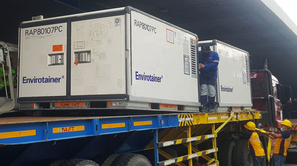 <p>Envirotainer berisi vaksin COVID-19 Sinovac setibanya dari Beijing di Terminal Cargo Bandara Soekarno Hatta, Tangerang, Banten, Selasa, 2 Maret 2021. Foto: Panji Asmoro/TrenAsia</p>
