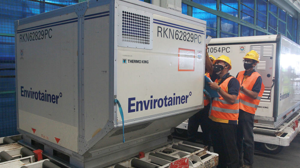 <p>Envirotainer berisi vaksin COVID-19 Sinovac setibanya dari Beijing di Terminal Cargo Bandara Soekarno Hatta, Tangerang, Banten, Selasa, 2 Maret 2021. Foto: Panji Asmoro/TrenAsia</p>
