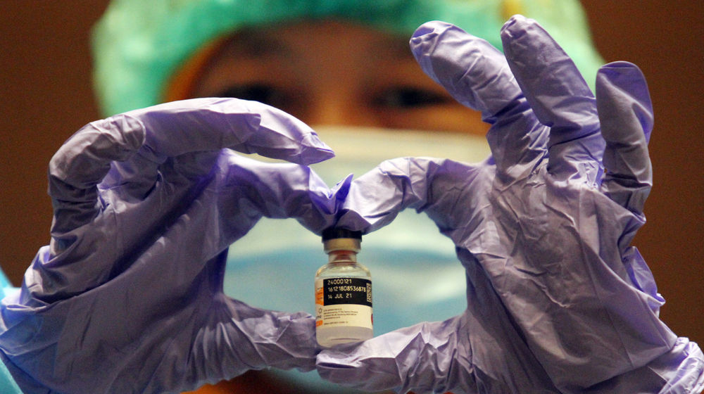 <p>Tenaga medis menunjukkan vaksin yang digunakan saat vaksinasi massal tahap kedua untuk karyawan dan tenant di Mal Tangerang City, Tangerang, Banten, Senin 1/3/2021 Foto : Panji Asmoro/TrenAsia</p>