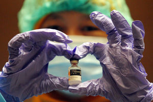 <p>Tenaga medis menunjukkan vaksin yang digunakan saat vaksinasi massal tahap kedua untuk karyawan dan tenant di Mal Tangerang City, Tangerang, Banten, Senin 1/3/2021 Foto : Panji Asmoro/TrenAsia</p>