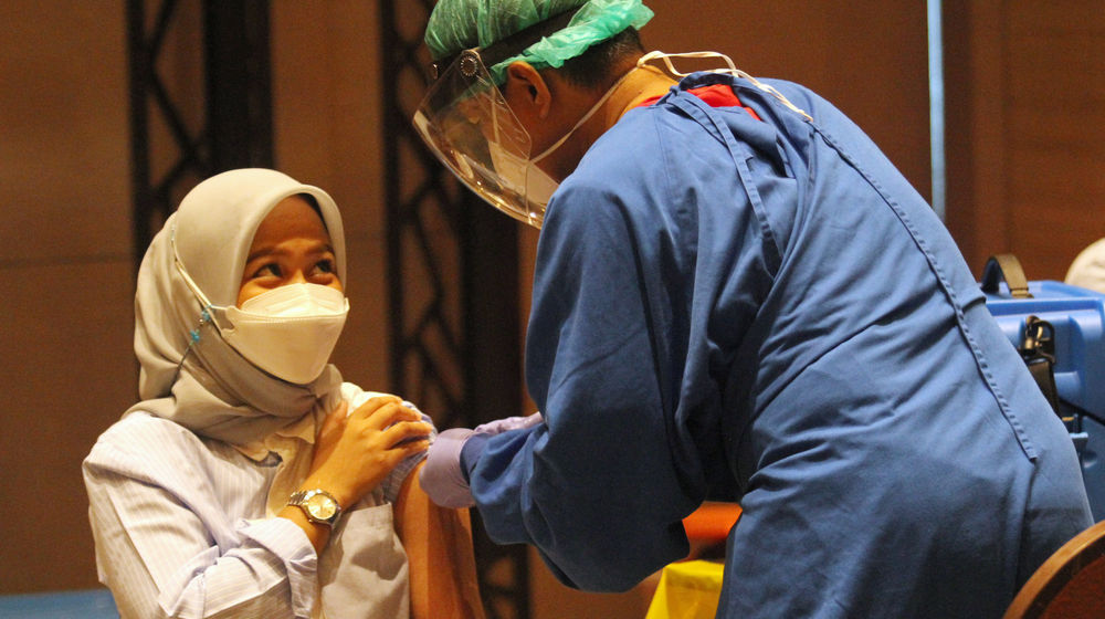 <p>Nampak sejumlah karyawan dan pemilik toko saat mengikuti vaksinasi massal tahap kedua di Mal Tangerang City, Tangerang, Banten, Senin 1/3/2021 Foto : Panji Asmoro/TrenAsia</p>
