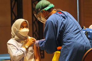 <p>Nampak sejumlah karyawan dan pemilik toko saat mengikuti vaksinasi massal tahap kedua di Mal Tangerang City, Tangerang, Banten, Senin 1/3/2021 Foto : Panji Asmoro/TrenAsia</p>
