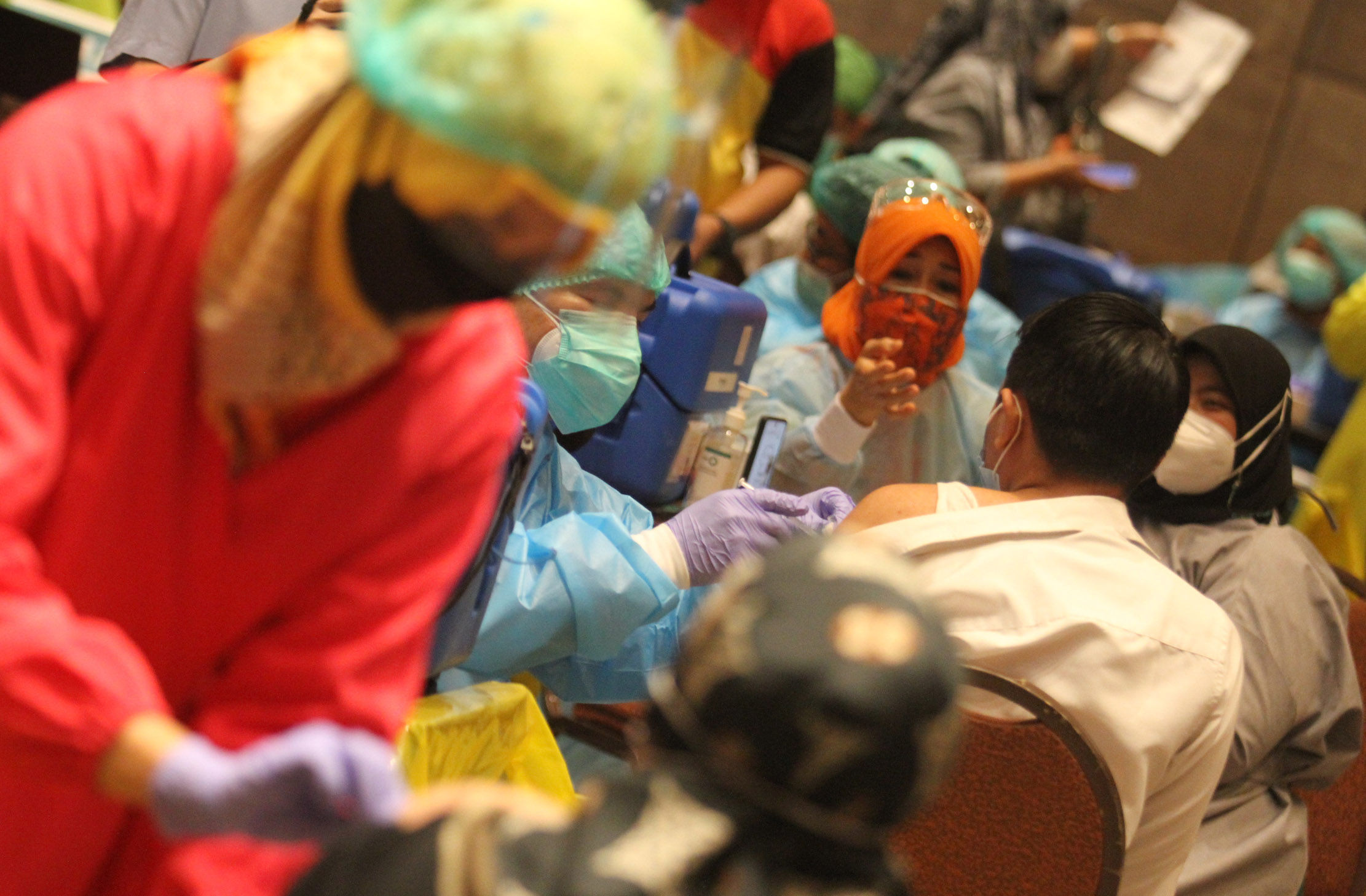 <p>Ilustrasi: Sejumlah karyawan dan pemilik toko saat mengikuti vaksinasi massal tahap kedua di Mal Tangerang City, Tangerang, Banten, Senin 1 Maret 2021 Foto : Panji Asmoro/TrenAsia</p>

