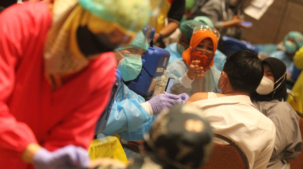 <p>Ilustrasi: Sejumlah karyawan dan pemilik toko saat mengikuti vaksinasi massal tahap kedua di Mal Tangerang City, Tangerang, Banten, Senin 1 Maret 2021 Foto : Panji Asmoro/TrenAsia</p>
