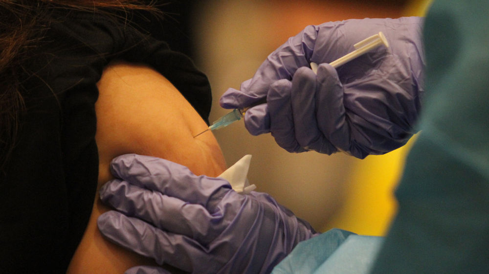 <p>Nampak sejumlah karyawan dan pemilik toko saat mengikuti vaksinasi massal tahap kedua di Mal Tangerang City, Tangerang, Banten, Senin 1/3/2021 Foto : Panji Asmoro/TrenAsia</p>
