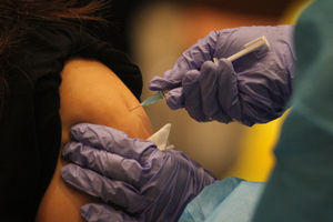 <p>Nampak sejumlah karyawan dan pemilik toko saat mengikuti vaksinasi massal tahap kedua di Mal Tangerang City, Tangerang, Banten, Senin 1/3/2021 Foto : Panji Asmoro/TrenAsia</p>
