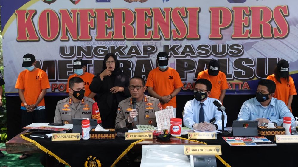 <p>Konferensi Pers Kasus Pemalsuan Bea Materai (Dokumentasi Direktorat Jenderal Pajak)</p>
