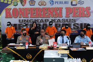 <p>Konferensi Pers Kasus Pemalsuan Bea Materai (Dokumentasi Direktorat Jenderal Pajak)</p>
