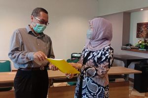 <p>Chief Executive Officer PT Tiga Serangkai Pustaka Mandiri, Eny Rahma Zaenah memaparkan komitmen dan konsistensi perusahaan di bidang pendidikan dalam acara Limited Media Briefing di Ramayana Resto, Solo (25/3).  Selama lebih dari 62 tahun buku-buku pendidikan terbitan Tiga Serangkai telah mewarnai hampir seluruh sekolah, mulai tingkat SD, SMP, SMU dan sederajat di seluruh Indonesia. Dengan didukung lebih dari 3.300 penulis aktif dan editor yang sudah tersertifikasi nasional oleh Pemerintah.</p>
<p>Setiap tahun Tiga Serangkai menerbitkan lebih dari 1.000 judul buku dari berbagai mata pelajaran. Di era digital, perusahaan telah mendigitalisasi sekitar 3.000 judul buku dan akan bertambah menjadi lebih dari 5.000 judul e-book sampai akhir tahun 2021.</p>
