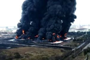 <p>Kebakaran di kilang minyak Balongan/Tangkapan Layar YouTube CNN</p>
