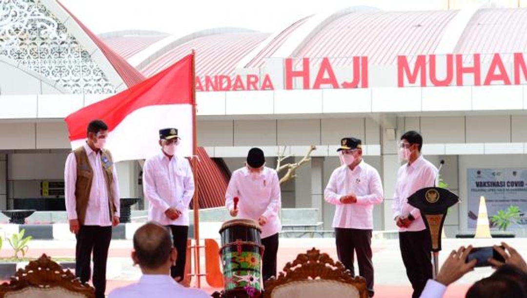 <p>Wakil Presiden Ma&#8217;ruf Amin didampingi Menteri Perhubungan Budi Karya Sumadi saat meresmikan Bandara Muhammad Sidik, Selasa 30 Maret 2021 / Dok Kementerian Perhubungan</p>
